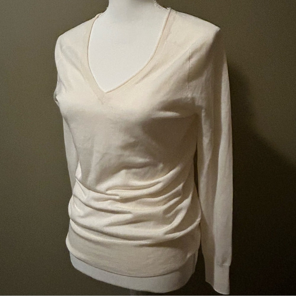 Trina Turk Ivory V-Neck Sweater 100% Laine Merino wool